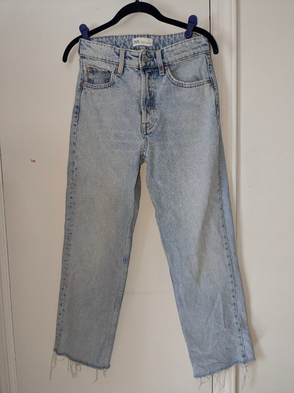 WOMENS ZARA LIGHT WASH STRAIGHT LEG JEANS – Size US 4 (EUR 36)  RN 77302